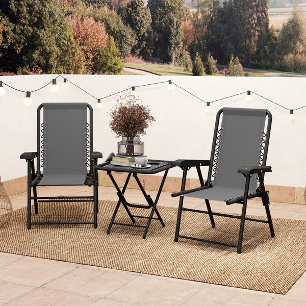 Organisiertes Balkonset mit zwei klappbaren Gartenstühlen aus Metall und Textilgewebe sowie einem klappbaren Beistelltisch auf einem Außenteppich.