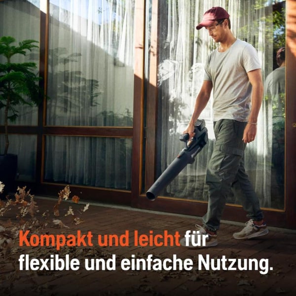 Mann verwendet einen Laubbläser zum Entfernen von Laub im Außenbereich.