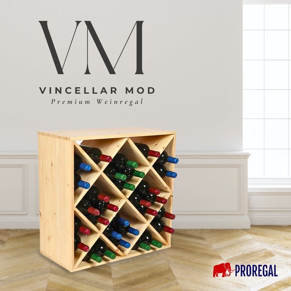 Vincellar Mod Weinregal aus Holz mit Rauten-Fächern, gefüllt mit Weinflaschen, in hellem Raum mit Holzfußboden. Proregal Logo.