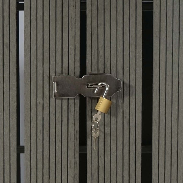 Metallschloss und Schlüssel an einer grauen Holztür zur Sicherung