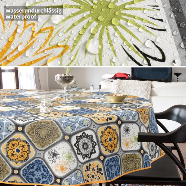 Runde wasserundurchlässige Tischdecke mit ornamentalem Kachelmuster in hellem Wohnzimmer. Detailansicht zeigt Wassertropfen auf der Oberfläche.