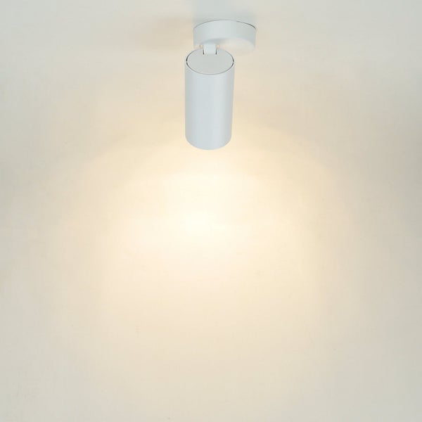 Weiße Deckenleuchte mit zylindrischem Lampenkopf.