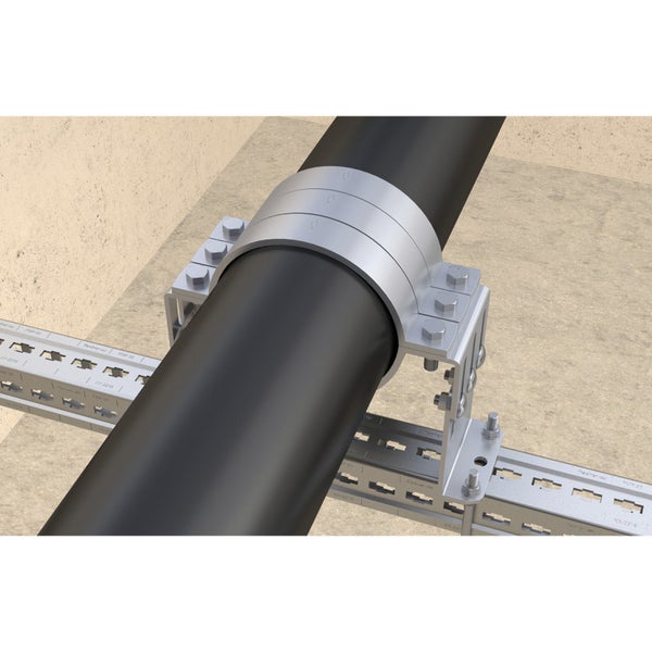 Rohrbefestigung mit Rohrschelle und Schrauben auf Montageschiene