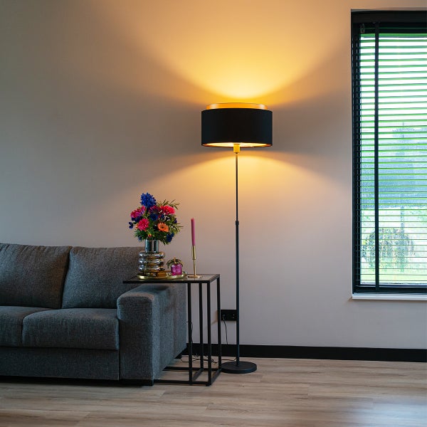 Wohnzimmer mit grauer Couch, Stehlampe und Beistelltisch