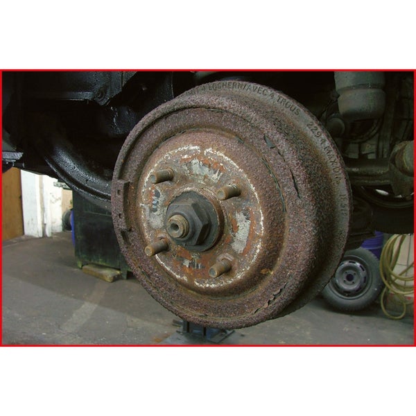 Eine rostige Bremstrommel eines Autos.