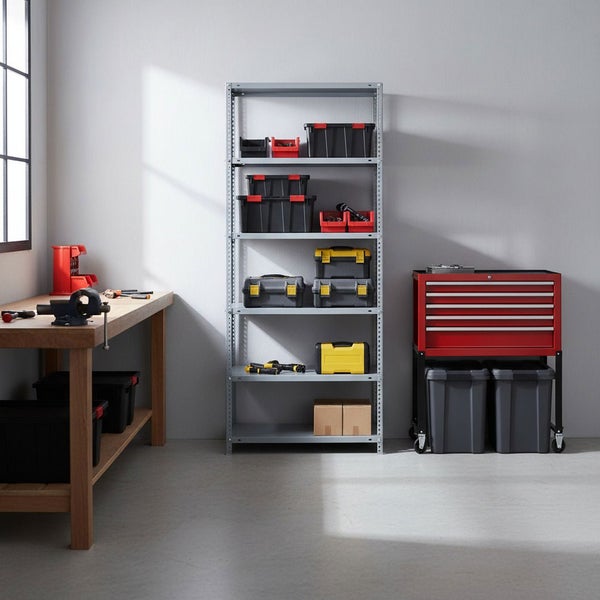 Organisierte Werkstatt mit Holzwerkbank, Schraubstock, grauem Metallregal mit Lagerboxen und rotem Werkstattwagen.