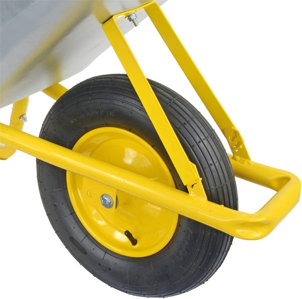 Wohnraum mit Rattan-Stuhl, Holztisch und Dekoration