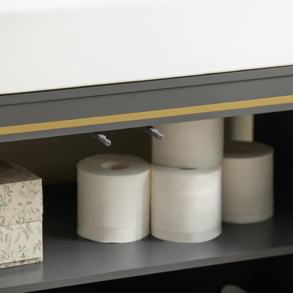 Toilettenpapier im Badezimmerschrank