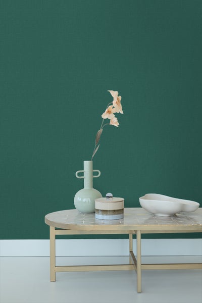 Dekorative Anordnung mit Vase, Trockenblumen, Dose und Schale auf einem Tisch