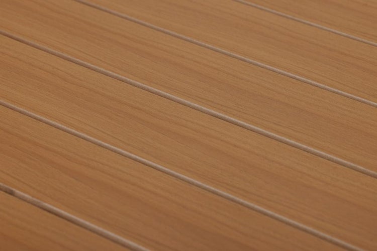 Nahaufnahme von Holzpaneelen mit heller Holzmaserung und parallelen Fugen.