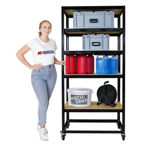 Schwarzes Schwerlastregal mit fünf Regalböden, gefüllt mit verschiedenen Behältern und Eimern, mit einer Frau daneben