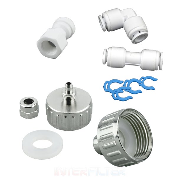 Anschlussset für Wasserfilter mit verschiedenen Steckverbindern, Adaptern, Dichtungen und Sicherungsclips aus Kunststoff und Metall.