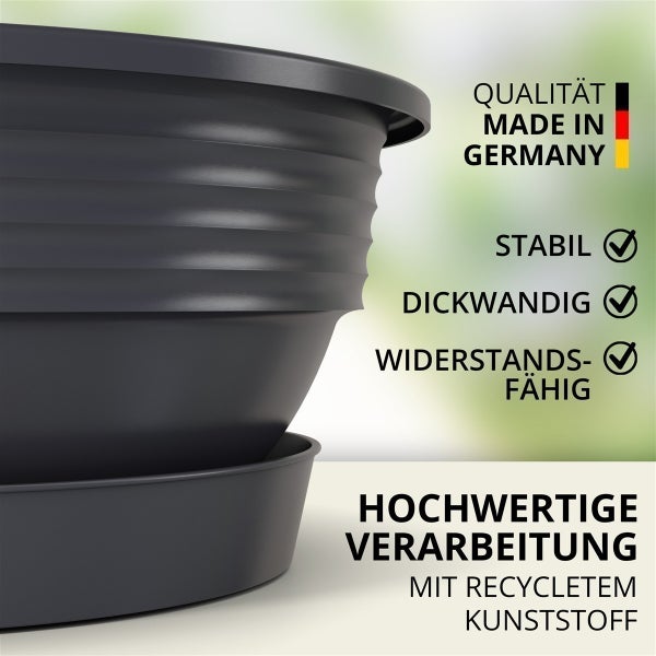 Anthrazitfarbener Blumentopf aus recyceltem Kunststoff mit Untersetzer, geripptes Design, hergestellt in Deutschland, stabil und dickwandig.