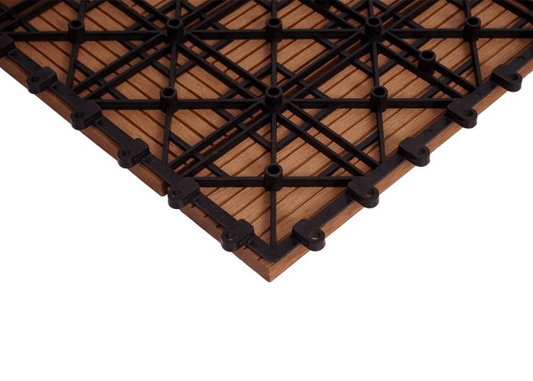 Unterseite einer Terrassenfliese mit schwarzem Kunststoff-Klicksystem-Gitter und Lamellen in Holzoptik.