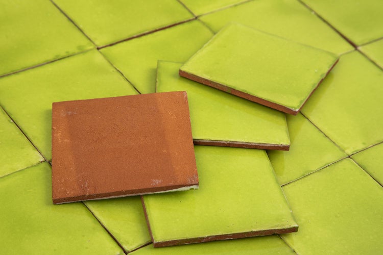 Fliesen aus Keramik in unterschiedlichen Farben