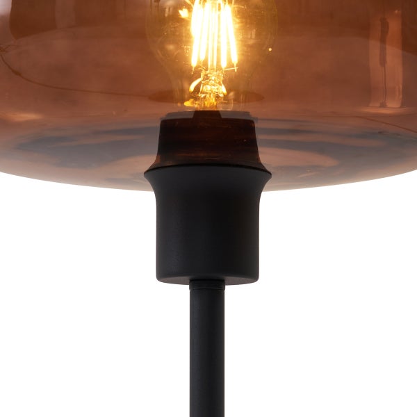 Detailansicht einer Stehlampe mit einem Leuchtmittel