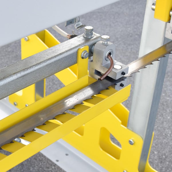 Detailansicht einer Metallsäge mit Sägeblatt und Führung