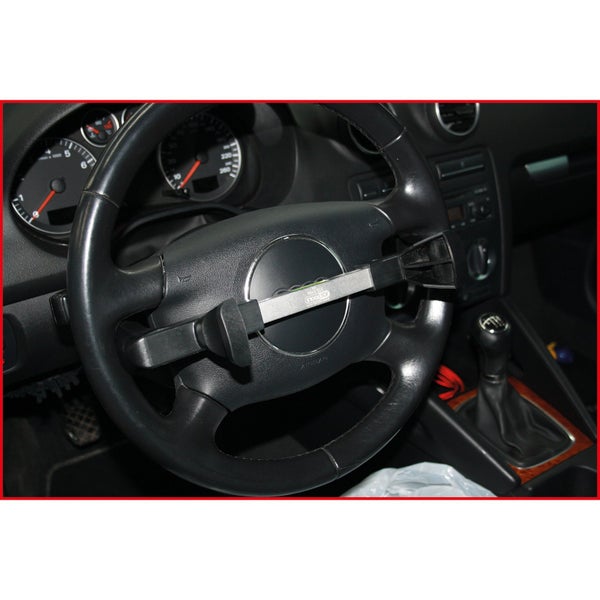 Lenkradkralle am Autolenkrad befestigt