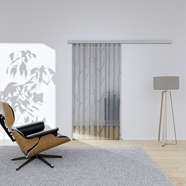 Raumansicht mit Glasschiebetür mit Waldmotiv, Sessel und Stehlampe