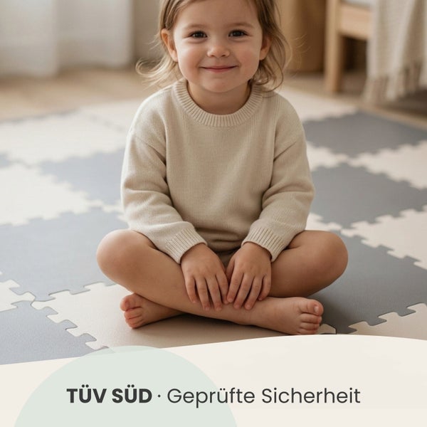 Ein Kind sitzt auf einer Schaumstoff-Puzzlematte mit TÜV SÜD geprüfter Sicherheit.