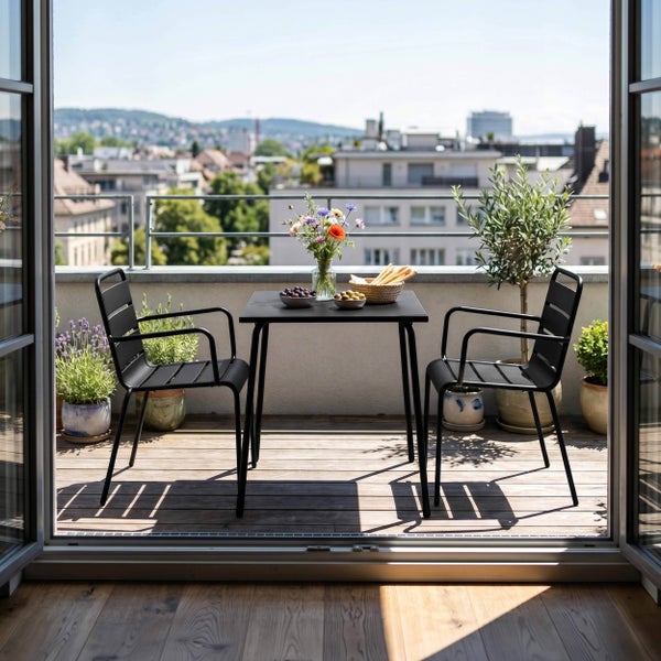 Modernes Balkon-Set mit quadratischem Metalltisch und zwei Metallstühlen mit Querstreben auf einem Holzdeck mit hellem Stadtblick.