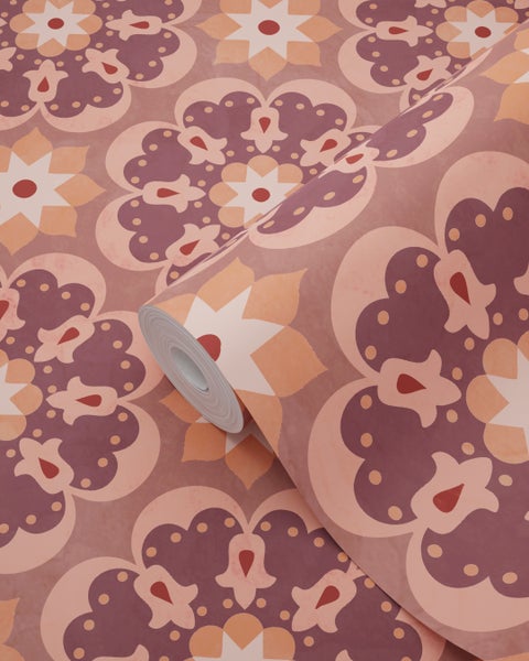 Vliestapete mit orientalischem Mandala-Muster und floralen Ornamenten in Rosa und Orange.