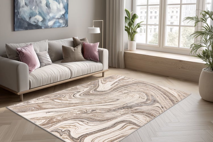 Wohnzimmer mit einem Teppich mit abstraktem Marmormuster auf einem hellen Parkettboden vor einem Sofa mit dekorativen Kissen.