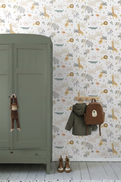 Kindertapete mit Safari-Motiven wie Giraffe, Löwe, Tukan und Krokodil zwischen Palmen und Pflanzen.