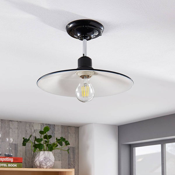 Deckenleuchte mit Lampenschirm und Leuchtmittel im Interieur