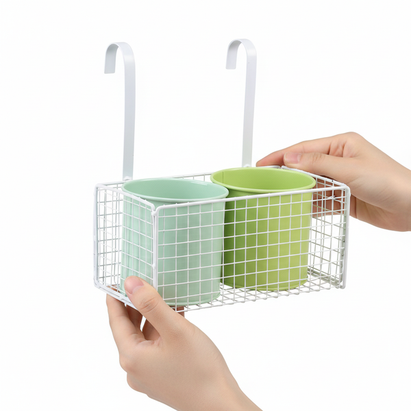 Weißer Hängekorb aus Drahtgeflecht mit zwei farbigen Töpfen für Balkon oder Garten, in Händen gehalten.