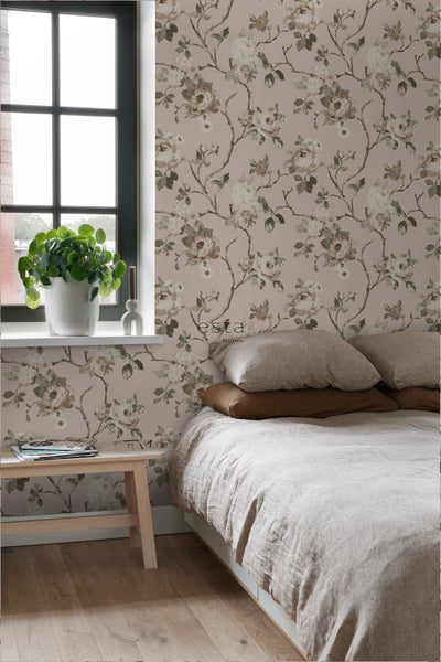 Schlafzimmer mit floraler Tapete, Bett und Fenster