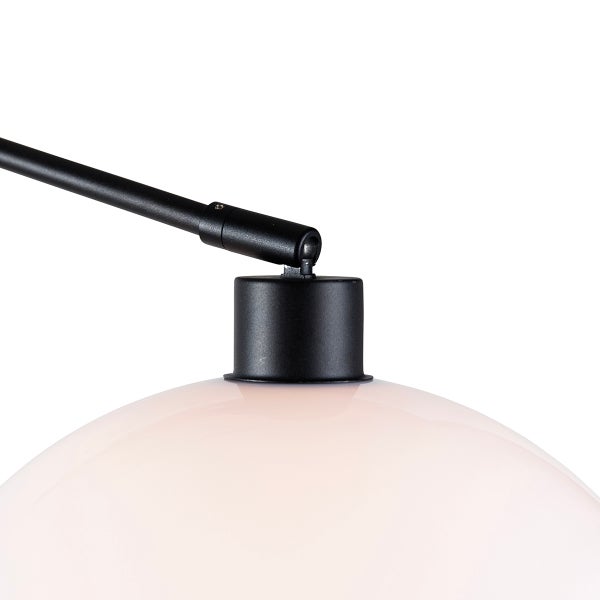 Detailaufnahme einer Lampe mit schwarzem Lampenarm