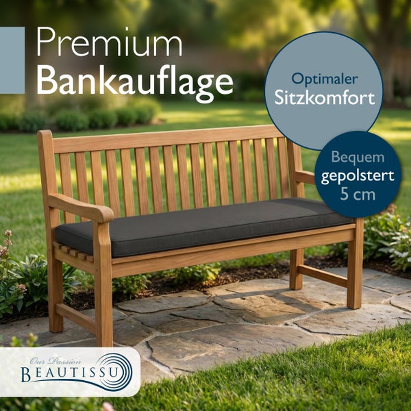 Gartenbank aus Holz mit einer 5 Zentimeter dicken, dunkelgrauen Bankauflage für hohen Sitzkomfort auf einer Steinterrasse im Garten. Beautissu Logo.