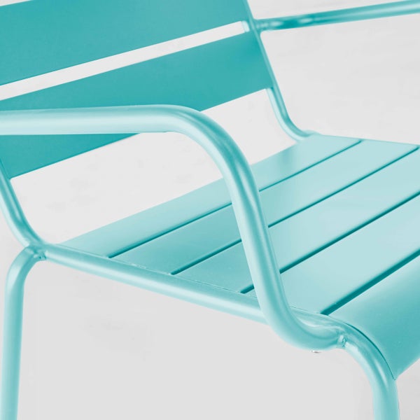 Detailaufnahme eines Gartenstuhls aus Metall mit Lattenstruktur an Sitzfläche und Rückenlehne sowie abgerundeter Armlehne.