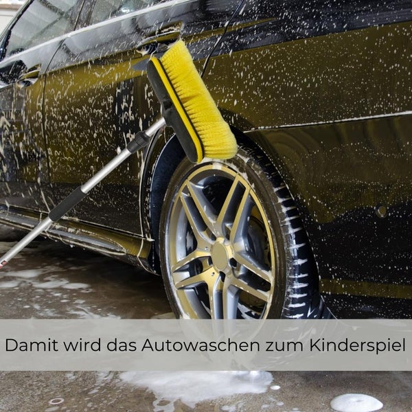 Autowäsche mit Bürste und Teleskopstiel am Auto