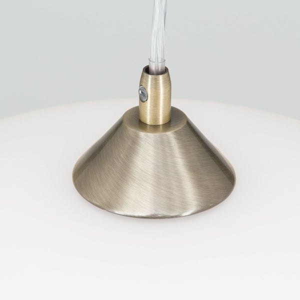 Details der Aufhängung einer Pendelleuchte mit kegelförmigem Metallgehäuse und Textilkabel.