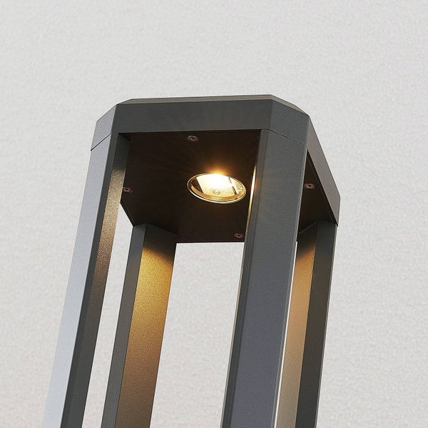 Moderne Außenstandleuchte aus Metall in Anthrazit mit integriertem Leuchtmittel und nach unten gerichtetem Lichtstrahl.
