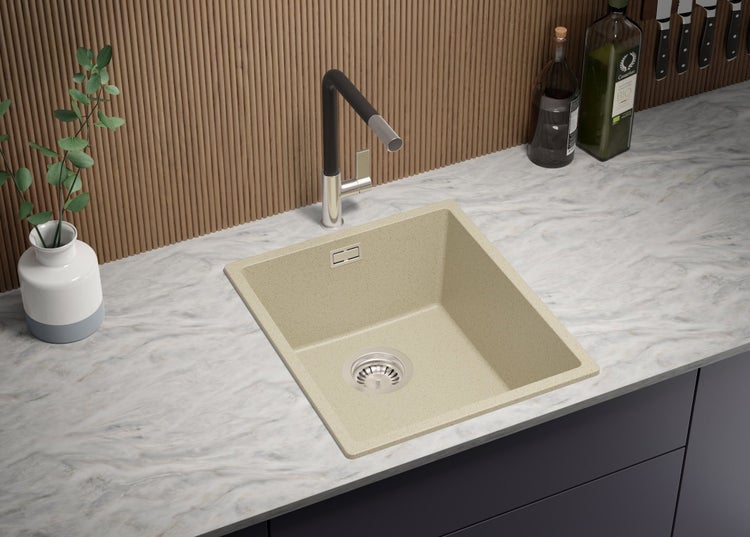 Spüle aus Quarzkomposit mit Wasserhahn auf Arbeitsplatte