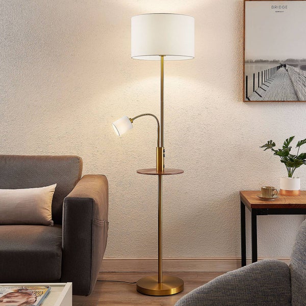 Stehlampe mit Leselampe und Ablage im Wohnzimmer