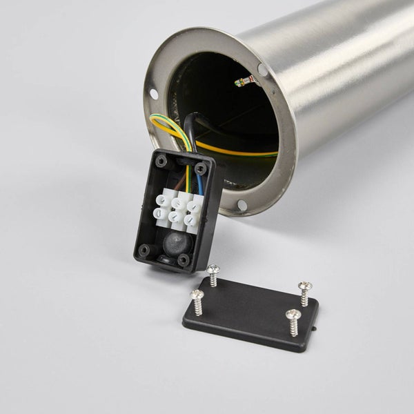 Elektrischer Anschluss einer Außenleuchte aus Edelstahl mit geöffneter Anschlussdose, Lüsterklemme und vier Schrauben.