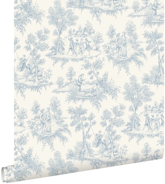 Vliestapete mit Toile-de-Jouy-Muster, ländliche Szenen mit Personen und Bäumen in Blau.