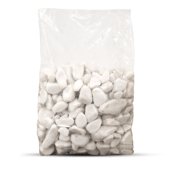 Transparenter Beutel gefüllt mit weißen Ziersteinen in verschiedenen Größen.