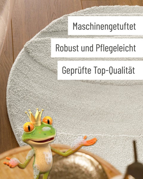 Frosch-Maskottchen mit Herz-Symbol und dem Text 100 Prozent Polyester auf einem weichen Teppichboden.