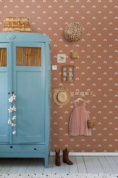 Zimmer mit blauen Schrank, Wand mit Regenbogenmuster, Hut, Kleid und Stiefeln