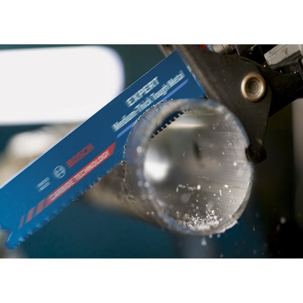 Bosch Säbelsägeblatt schneidet ein Metallrohr