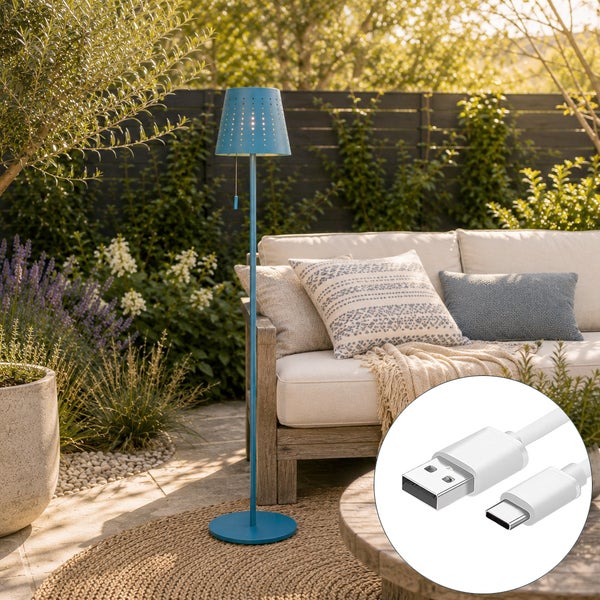 Moderne Stehlampe für den Außenbereich auf einer Terrasse mit USB Ladekabel in der Detailansicht.