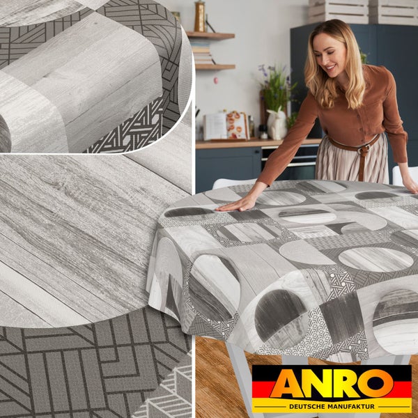 Eine Frau glättet eine runde Tischdecke mit modernem geometrischem Muster und Holzoptik. ANRO Logo.