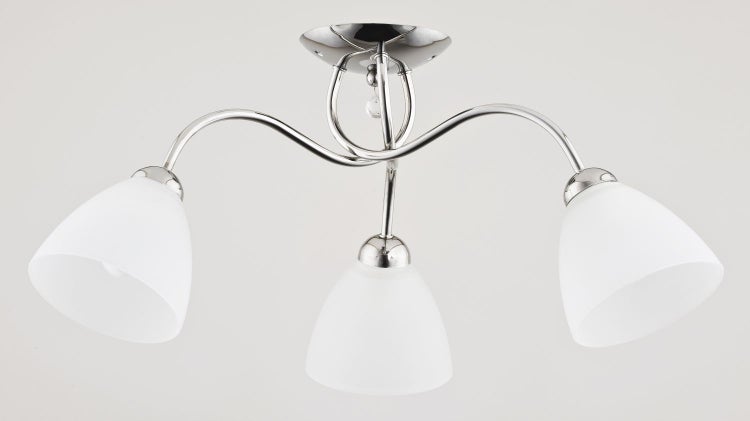 Dreiblättrige Deckenleuchte mit geschwungenen Metallarmen und drei satinierten Glasschirmen.