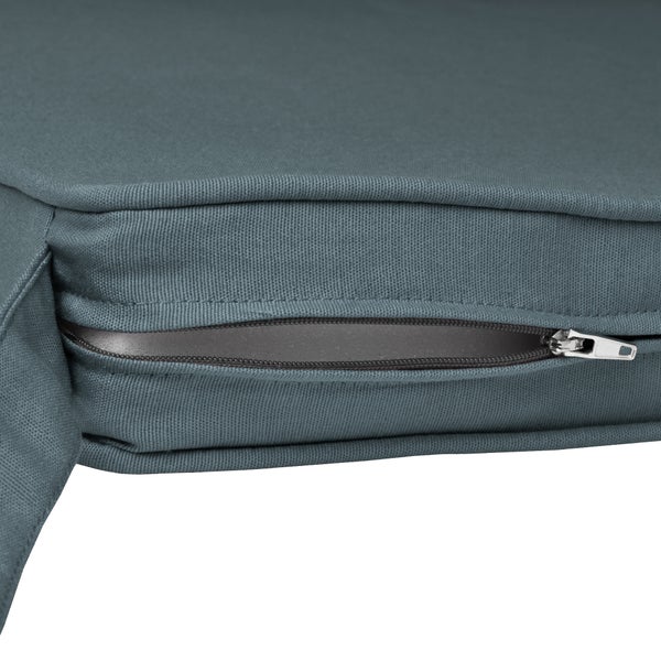 Detailaufnahme eines Sitzkissens mit Reißverschluss und Befestigungsband aus gewebtem Stoff.
