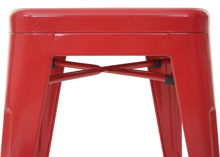Detailansicht eines roten Metallhockers